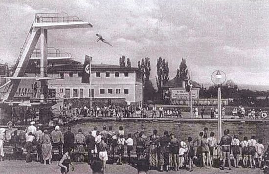 Zawody na olimpijskim basenie przy Schmiedebergerstrasse (Sudecka). Lata 30-te. Widać nazistowskie swastyki.