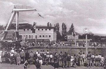 Zawody na olimpijskim basenie przy Schmiedebergerstrasse (Sudecka). Lata 30-te. Widać nazistowskie swastyki.