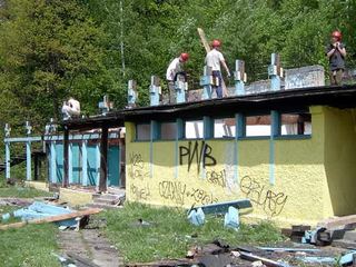 Harcerze w czynie społecznym rozbierają zbudowany za PRL też w czynie społecznym pawilon na Rakownicy.