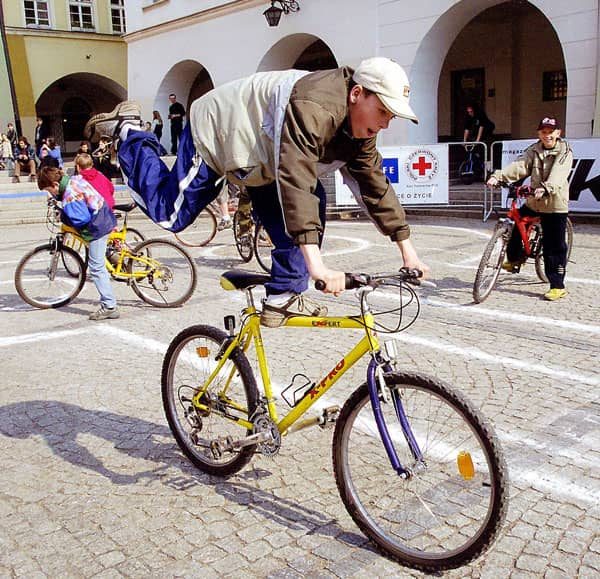 Amatorzy rowerowych popisów upodobali sobie plac Ratuszowy.