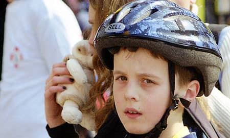 Jacek Sałaputa radzi wszystkim rowerzystom zakładanie kasku.