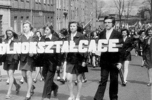 Przygotowania do wymarszu na pochód pierwszomajowy w 1962 roku przed „Żeromem”. Po odzieniach widać, że było zimno.