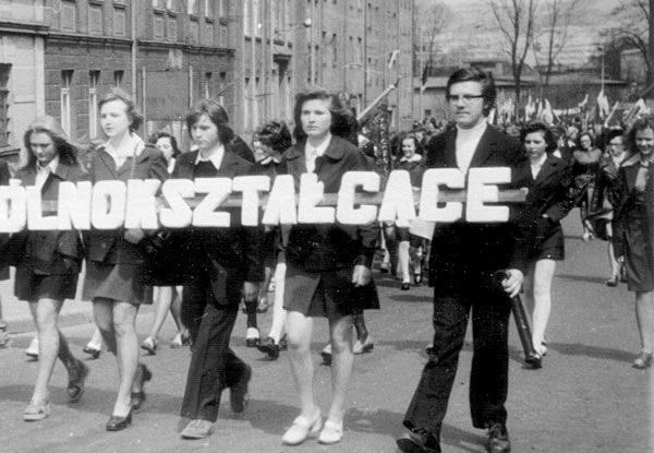Przygotowania do wymarszu na pochód pierwszomajowy w 1962 roku przed „Żeromem”. Po odzieniach widać, że było zimno.