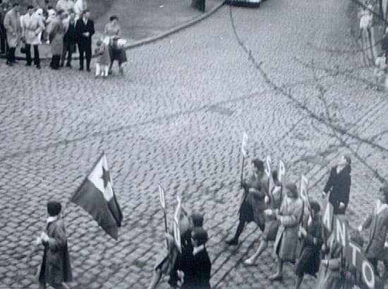 Przemarsz orkiestry PKP ulicą Złotniczą (lata 60-te).