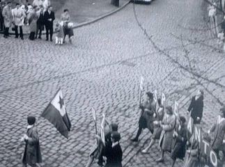 Przemarsz orkiestry PKP ulicą Złotniczą (lata 60-te).