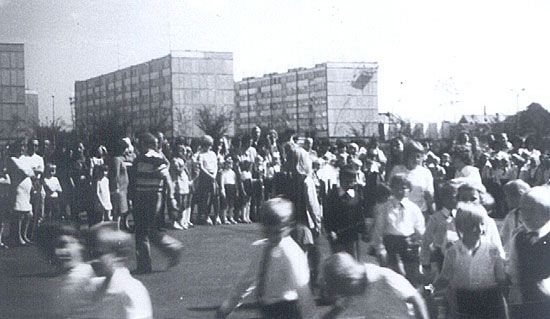 Rozpoczęcie roku szkolnego przy Szkole Podstawowej nr 3 im. Broniewskiego (później 8) w latach 70-tych.