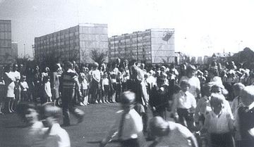 Rozpoczęcie roku szkolnego przy Szkole Podstawowej nr 3 im. Broniewskiego (później 8) w latach 70-tych.
