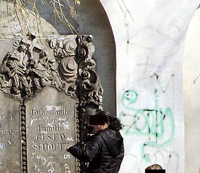 Amatorzy różnych używek upodobali sobie teren przy kościele garnizonowym w Jeleniej Górze.