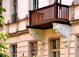 Na przechodniów runą balkony?