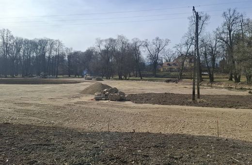 Budują nowy parking przy pałacu