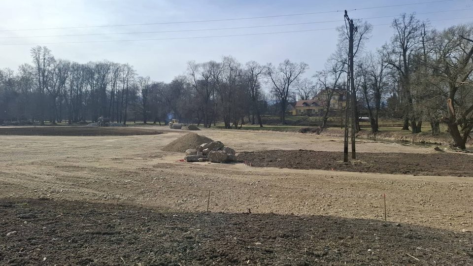 Budują nowy parking przy pałacu