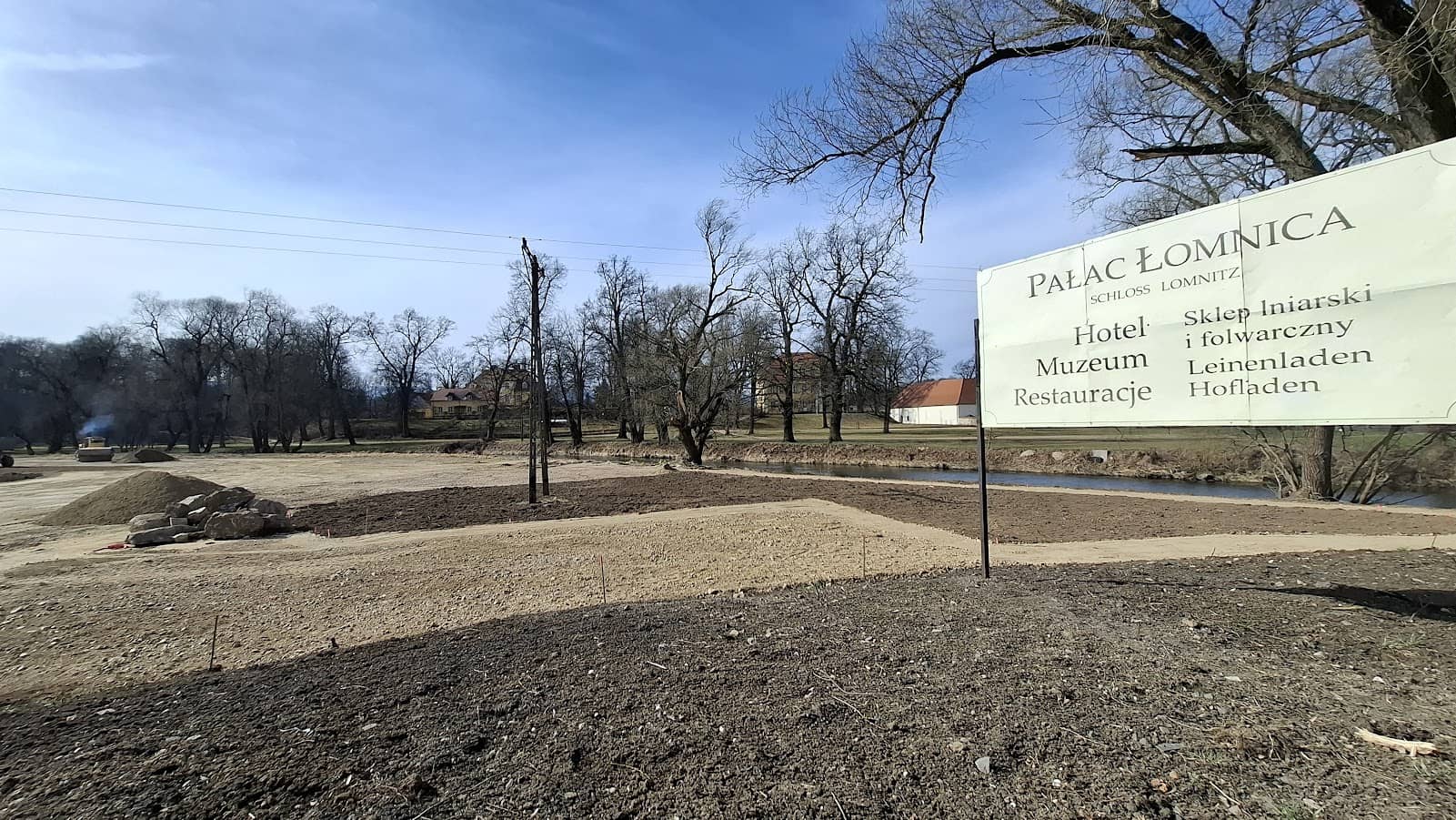 Budują nowy parking przy pałacu
