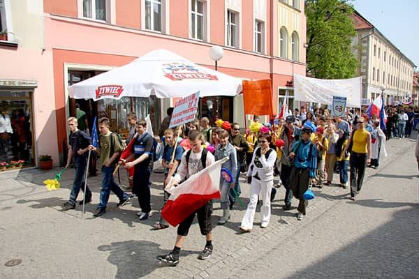 Barwny korowód młodych jeleniogórzan.