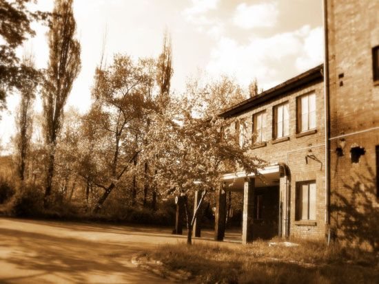 Dawne wejście na teren fabryki.