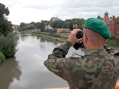 Strażnicy patrolują granicę na Nysie Łużyckiej.