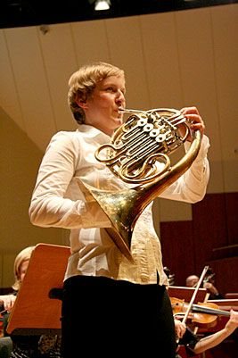 Na zdjęciu od lewej: skrzypaczka Paulina Kusa, pianista Łukasz Walukiewicz, Agata Tomczyk na oboju, Agata Tuora z waltornią, Dominika Bocheńska na klarnecie; kleczą: dyrygent Zygmu