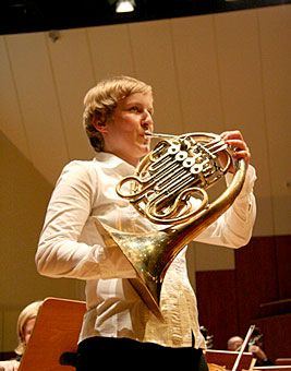 Na zdjęciu od lewej: skrzypaczka Paulina Kusa, pianista Łukasz Walukiewicz, Agata Tomczyk na oboju, Agata Tuora z waltornią, Dominika Bocheńska na klarnecie; kleczą: dyrygent Zygmu