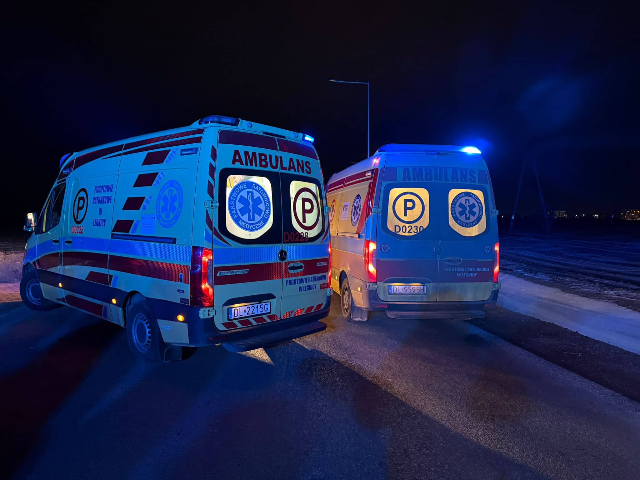 Auto w rowie, rannego uwalniali strażacy