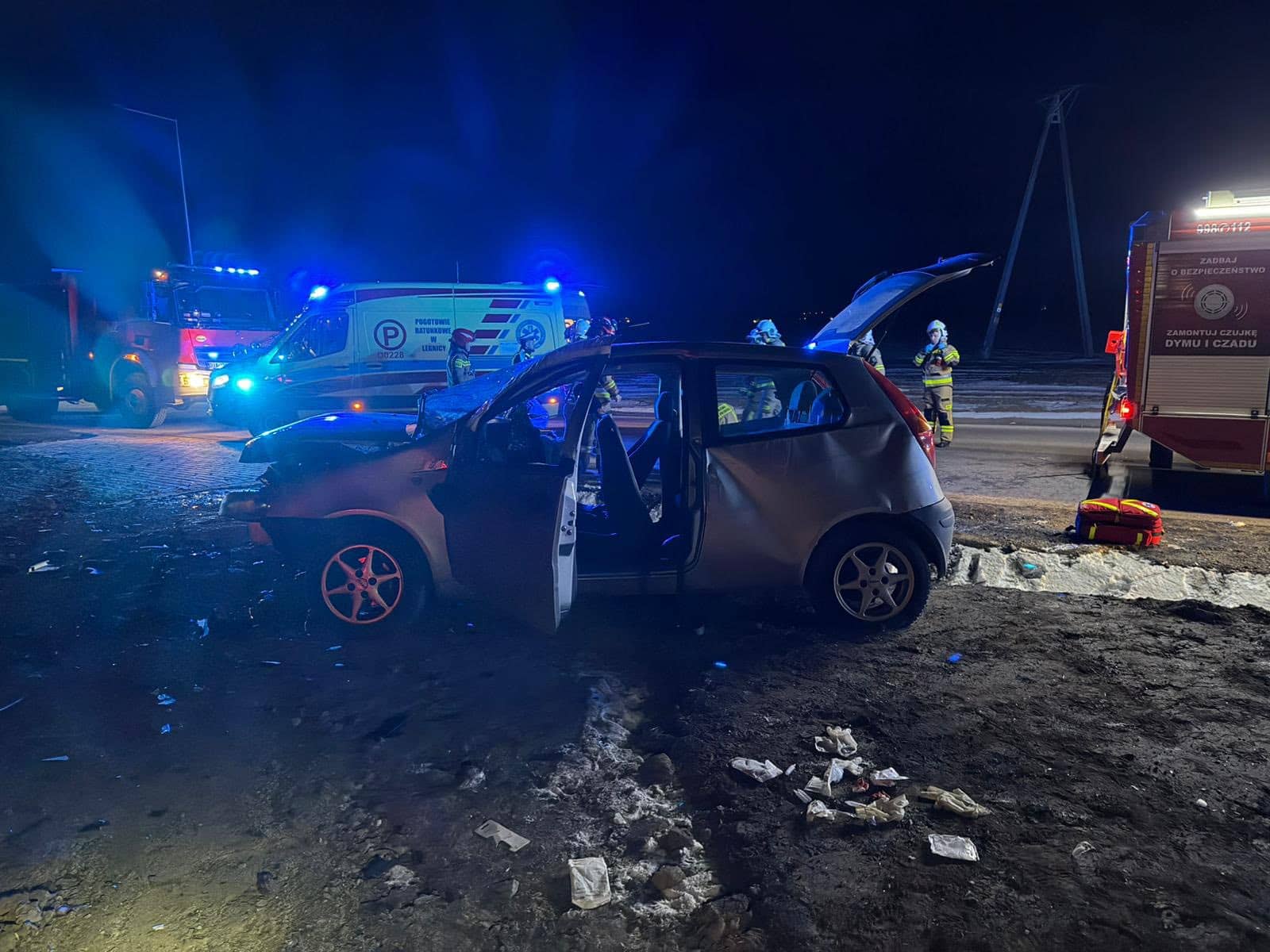 Auto w rowie, rannego uwalniali strażacy