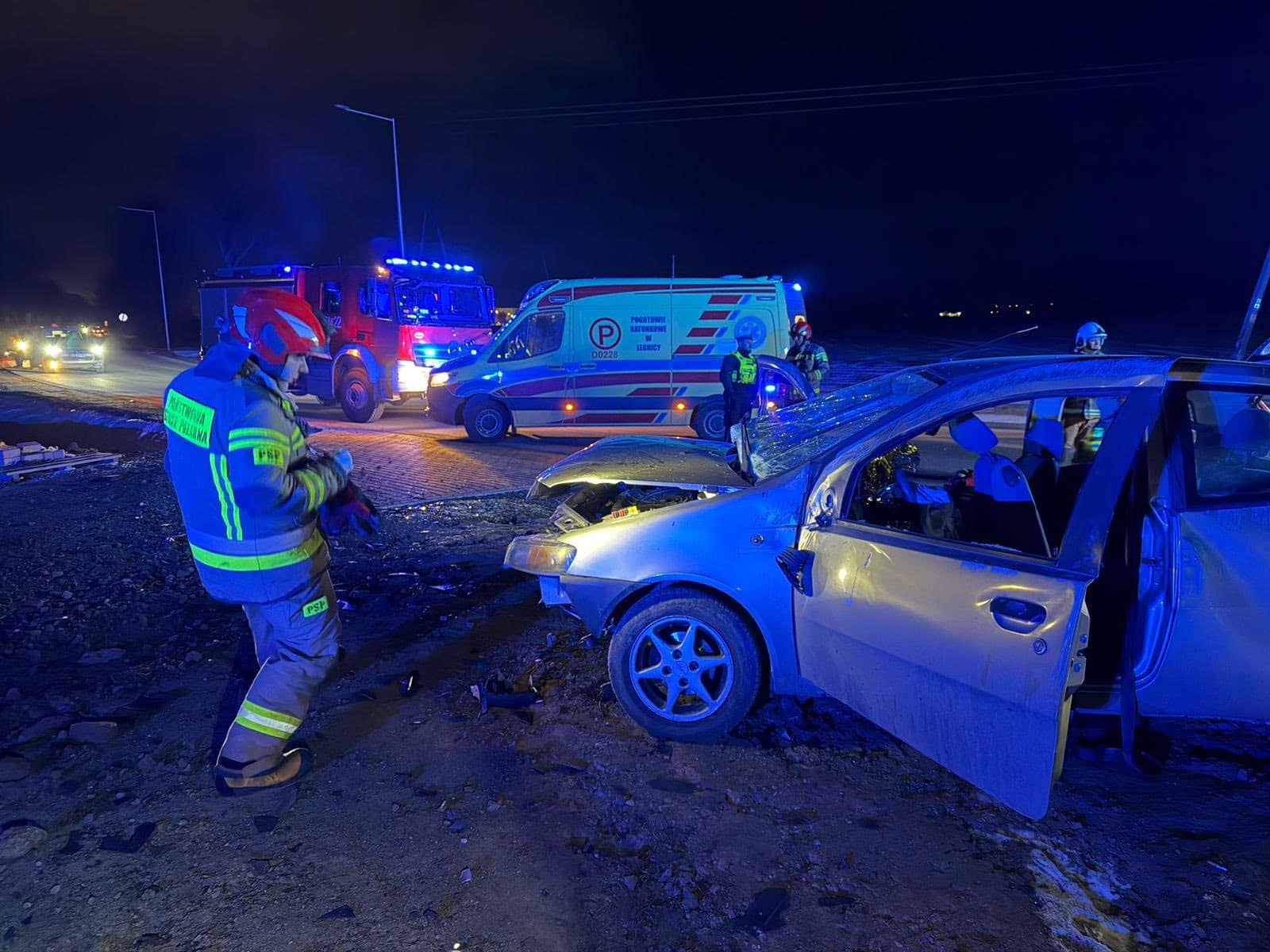 Auto w rowie, rannego uwalniali strażacy