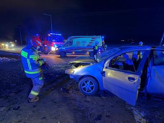 Auto w rowie, rannego uwalniali strażacy