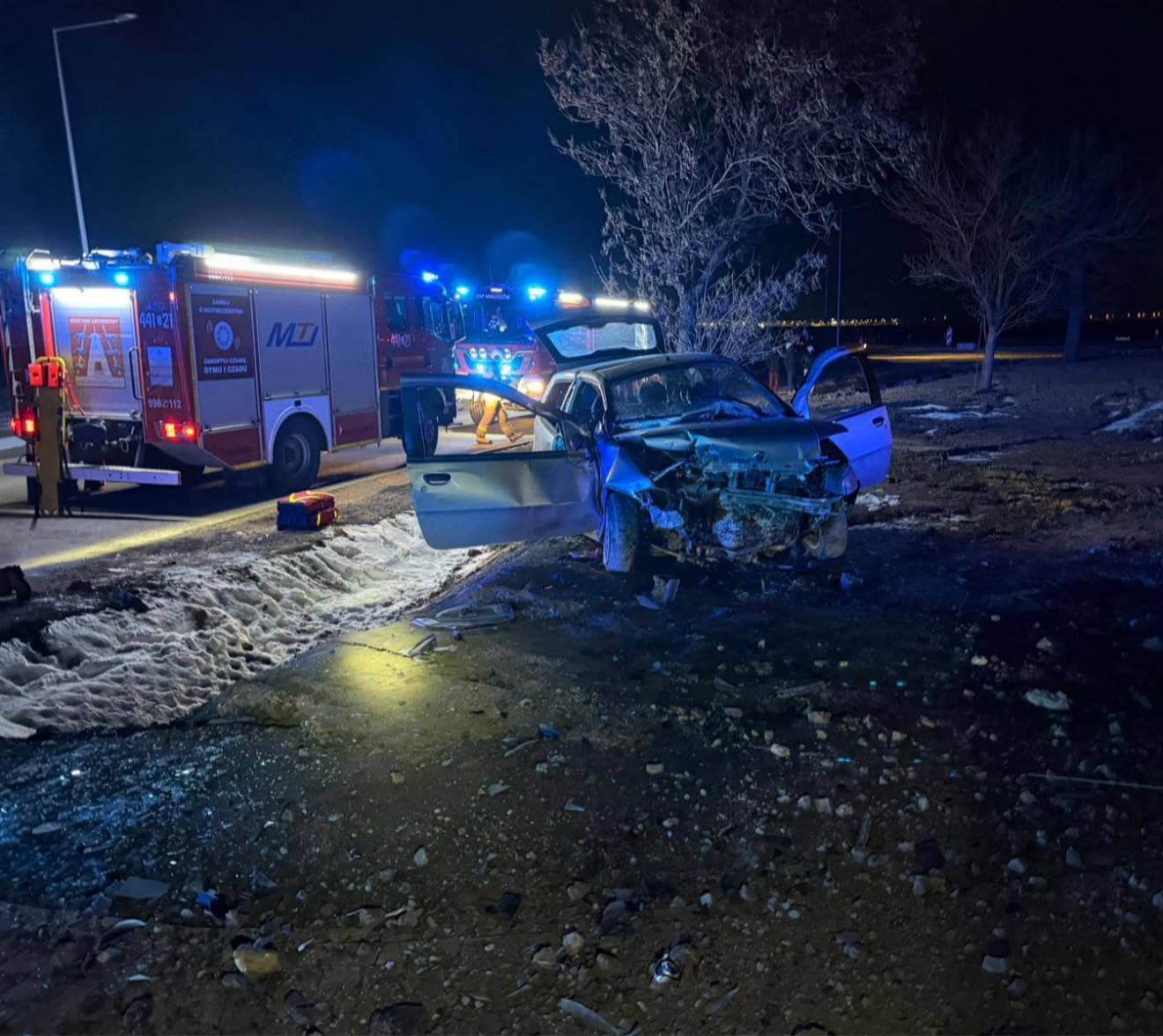 Auto w rowie, rannego uwalniali strażacy