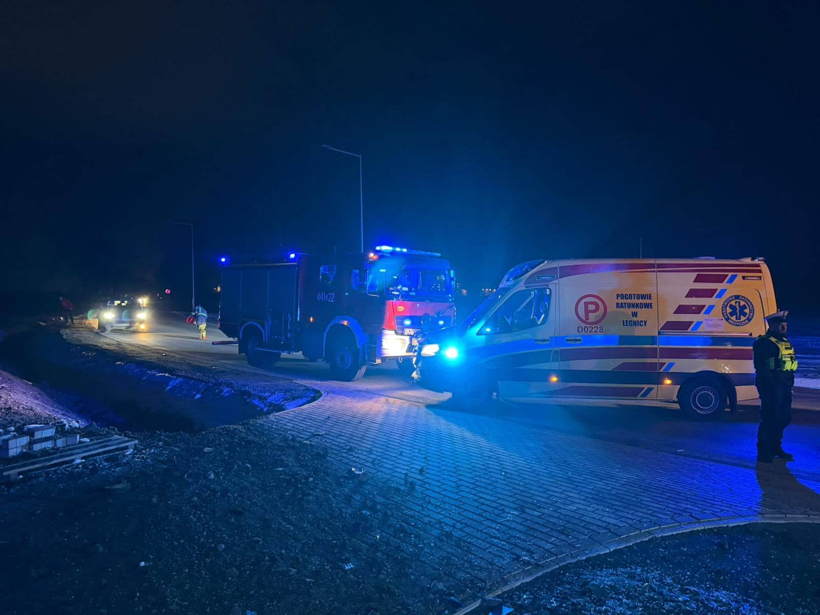 Auto w rowie, rannego uwalniali strażacy