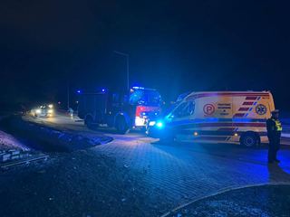 Auto w rowie, rannego uwalniali strażacy