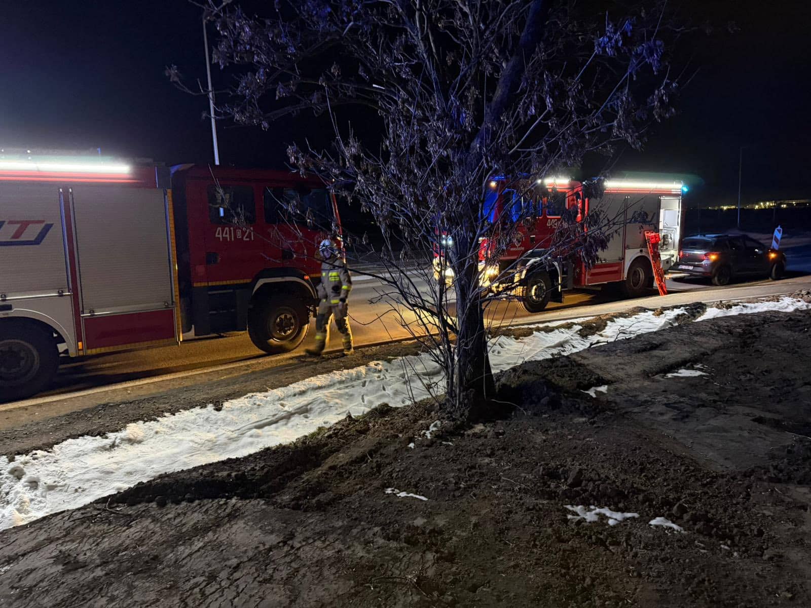 Auto w rowie, rannego uwalniali strażacy