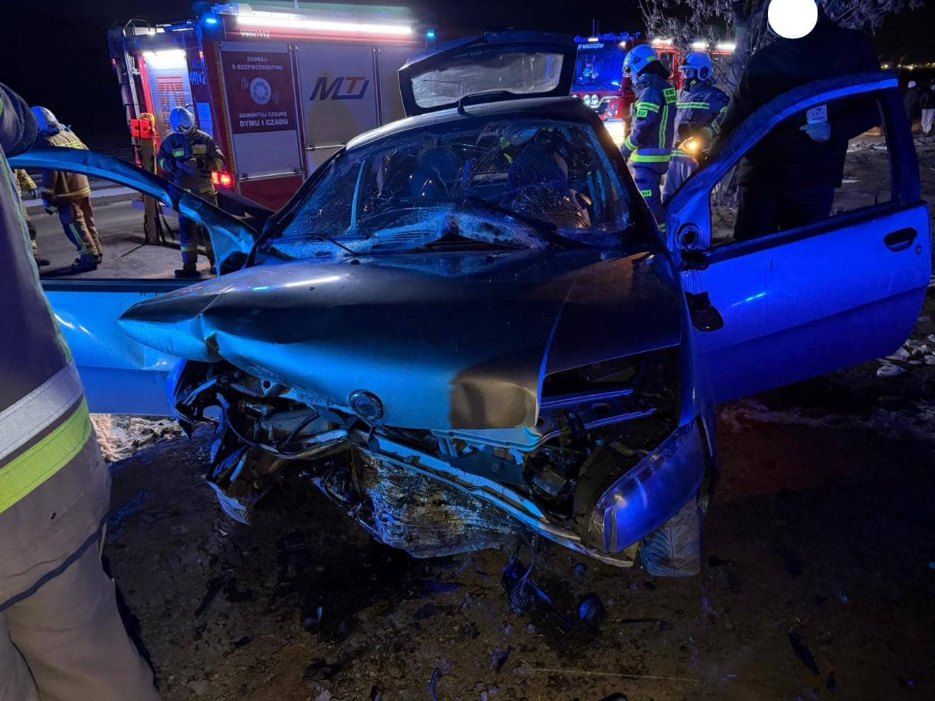 Auto w rowie, rannego uwalniali strażacy