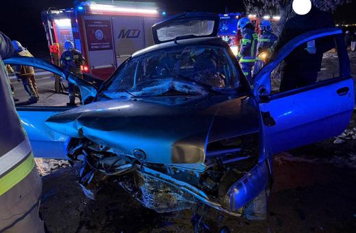 Auto w rowie, rannego uwalniali strażacy