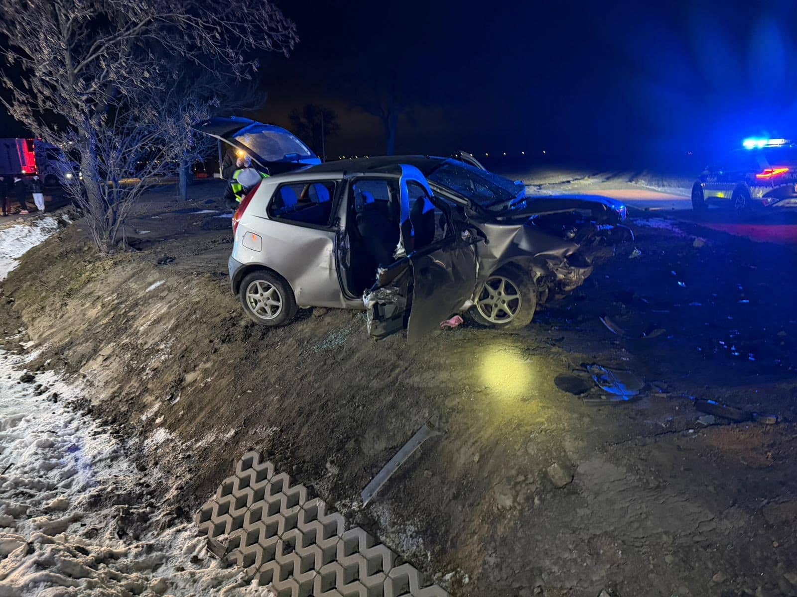 Auto w rowie, rannego uwalniali strażacy