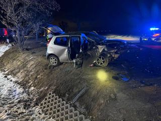 Auto w rowie, rannego uwalniali strażacy
