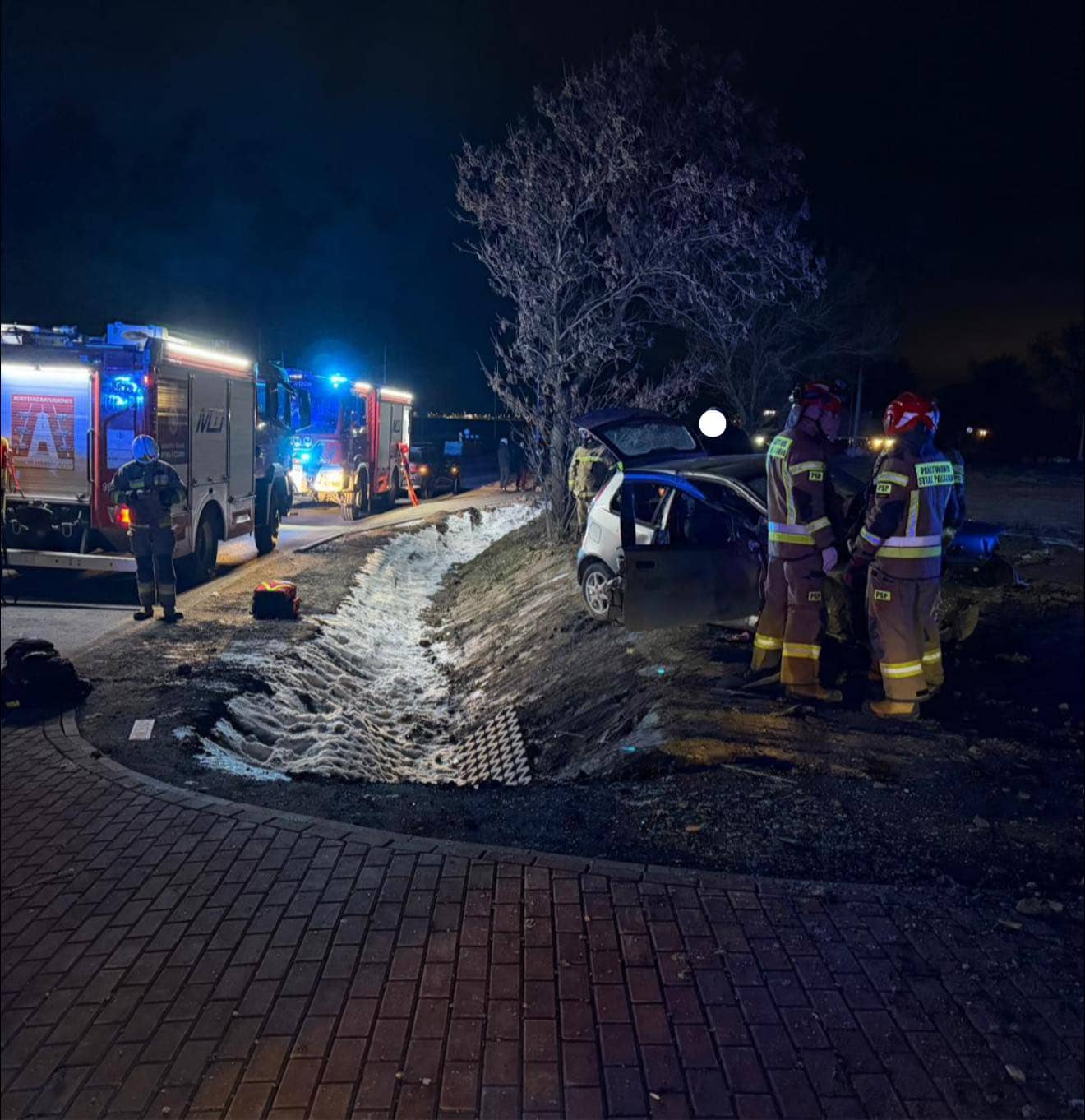Auto w rowie, rannego uwalniali strażacy