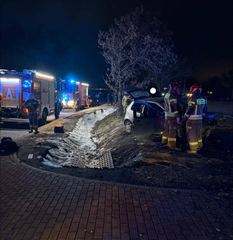 Auto w rowie, rannego uwalniali strażacy