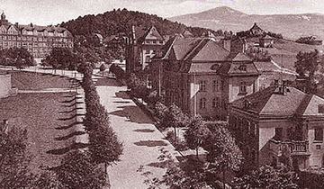 Gerhart Hauptmannstrasse (Kochanowskiego), „Żerom”, a nad wszystkim góruje Śnieżka.