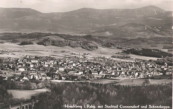 Panorama Cunnersdorfu (Kunice) a w tle Karkonosze ze Śnieżką.