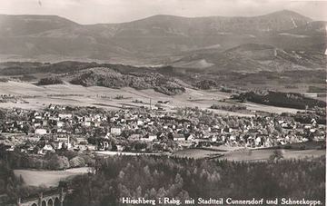 Panorama Cunnersdorfu (Kunice) a w tle Karkonosze ze Śnieżką.
