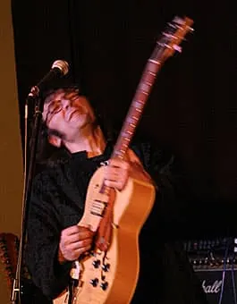 Gitarzysta w artystycznym uniesieniu.