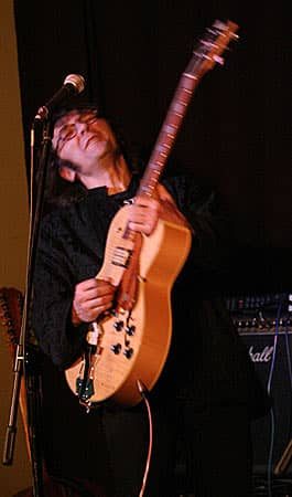 Gitarzysta w artystycznym uniesieniu.