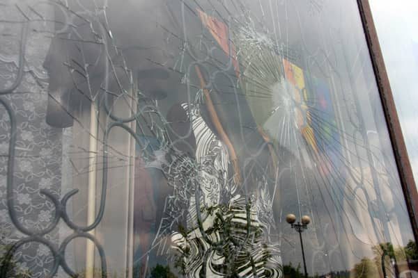 Niemal całe centrum Jeleniej Góry wygląda tak, jakby najwięcej do powiedzenia mieli wandale.