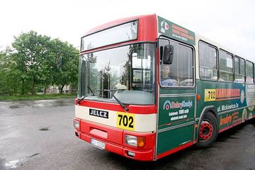 Kobieta za kółkiem autobusu