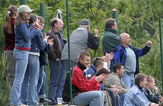 Radość piłkarzy Woskara Sklarska Poręba po zwycięstwie 3:2 nad Lotnikiem Jeżów Sudecki.
