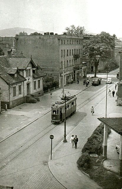 Jedziemy tramwajem w kierunku dworca głównego (widać nieistniejącą już dziś stację benzynową – lata 50-te).