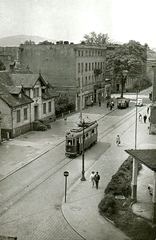Jedziemy tramwajem w kierunku dworca głównego (widać nieistniejącą już dziś stację benzynową – lata 50-te).