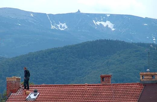W górach wciąż leży i pada śnieg.