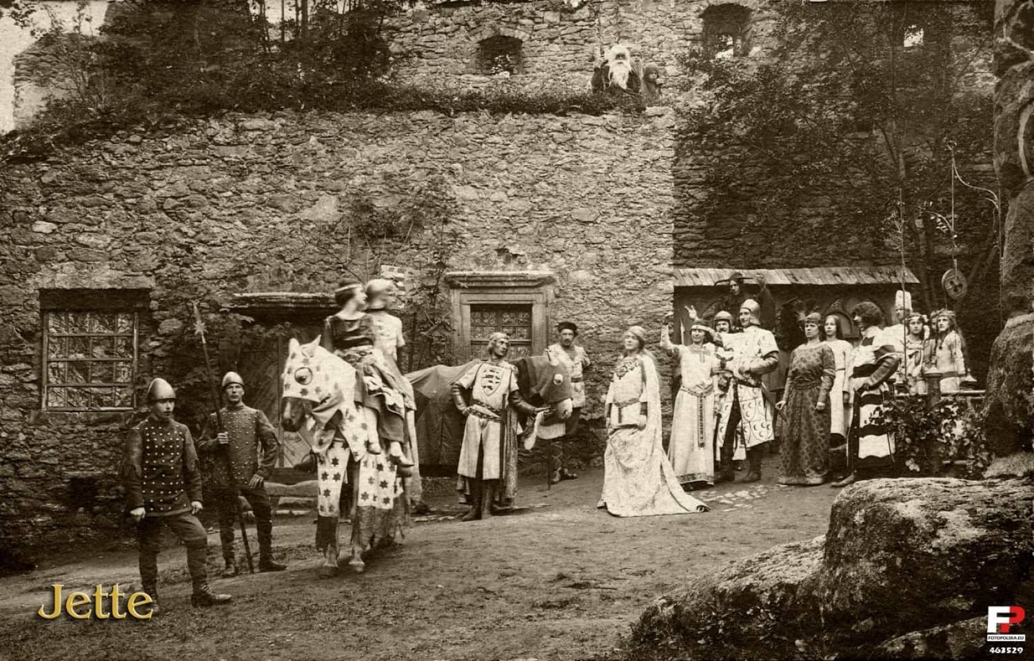 Teatr pod murami Chojnika. Pamiątka sprzed prawie 100 lat wciąż na zamku