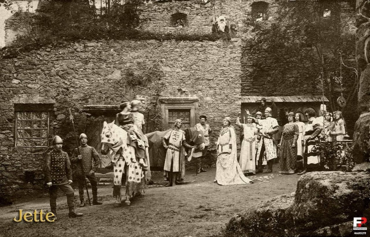Teatr pod murami Chojnika. Pamiątka sprzed prawie 100 lat wciąż na zamku