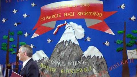 Wójt Jerzy Grygorcewicz z czekiem od firmy Dr Schneider.
