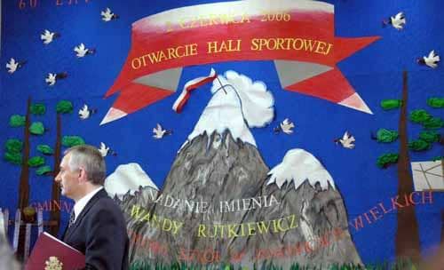 Wójt Jerzy Grygorcewicz z czekiem od firmy Dr Schneider.